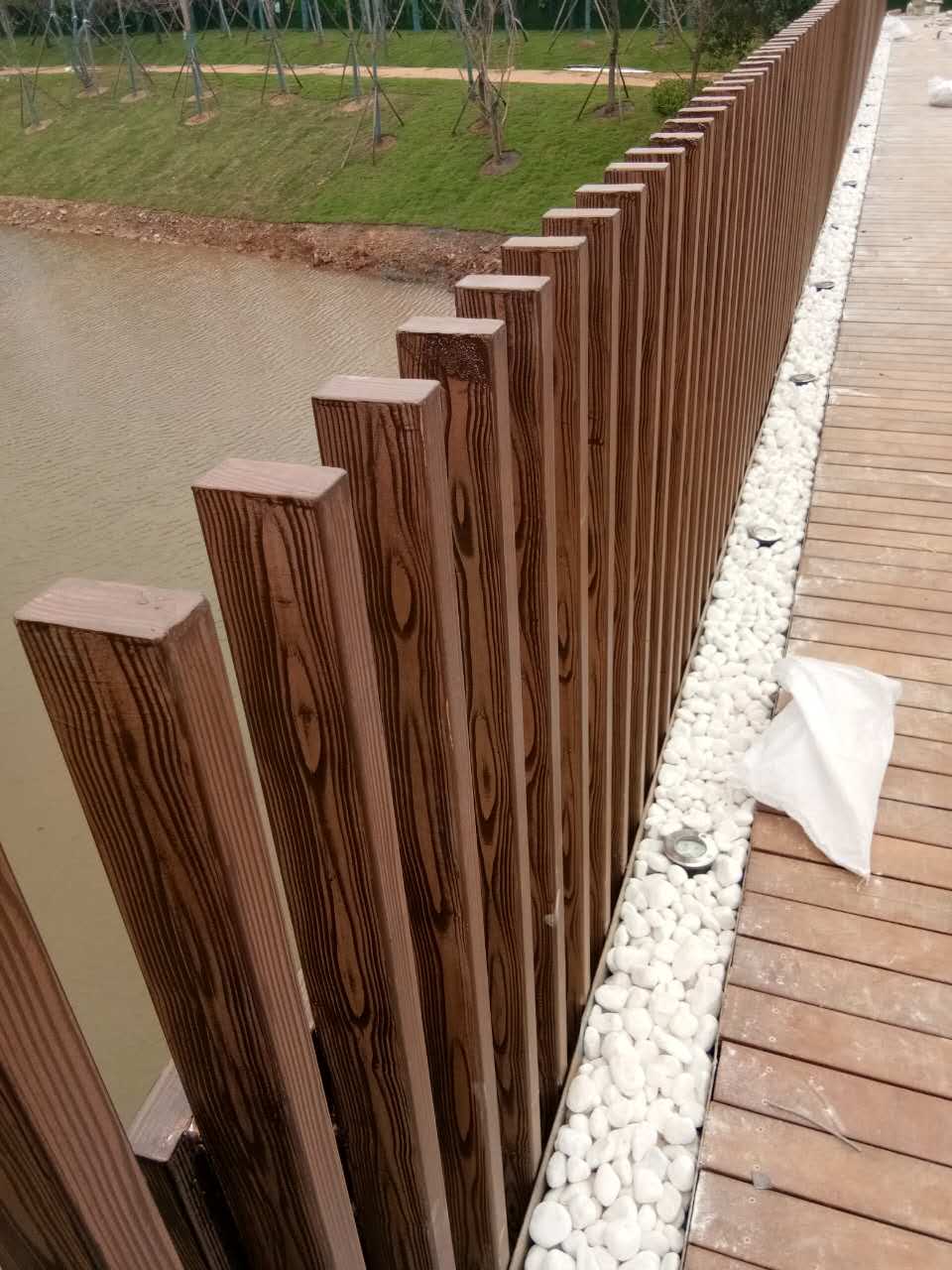 九龙坡钢管护栏木纹漆施工项目