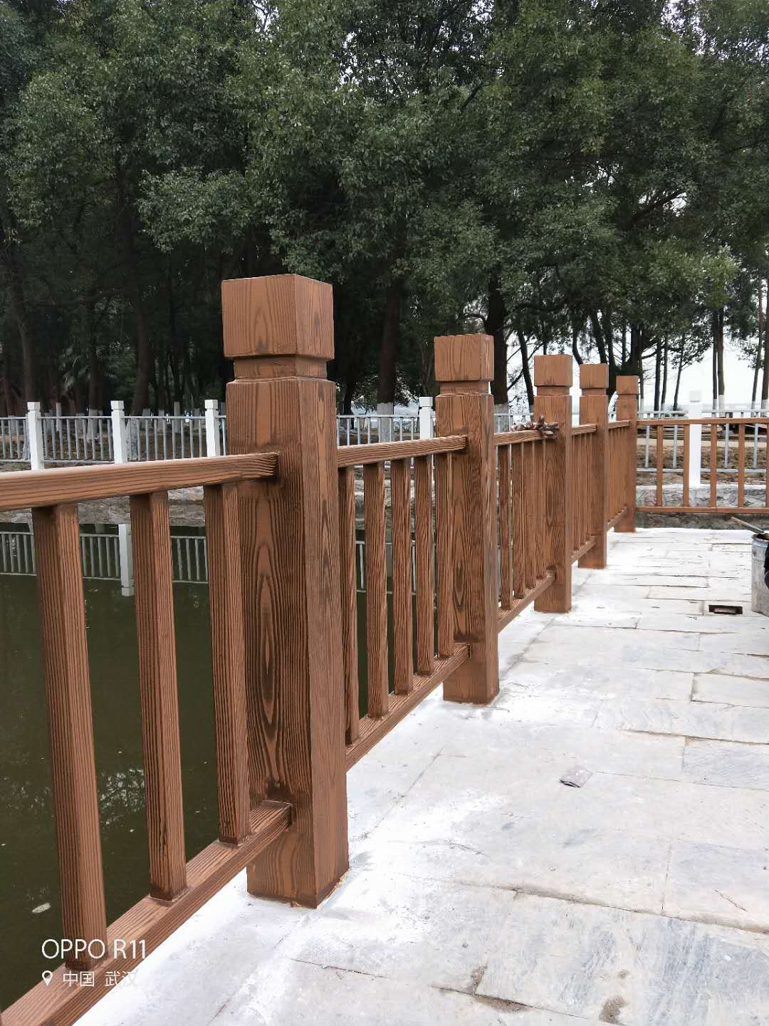 九龙坡河道护栏木纹漆施工项目